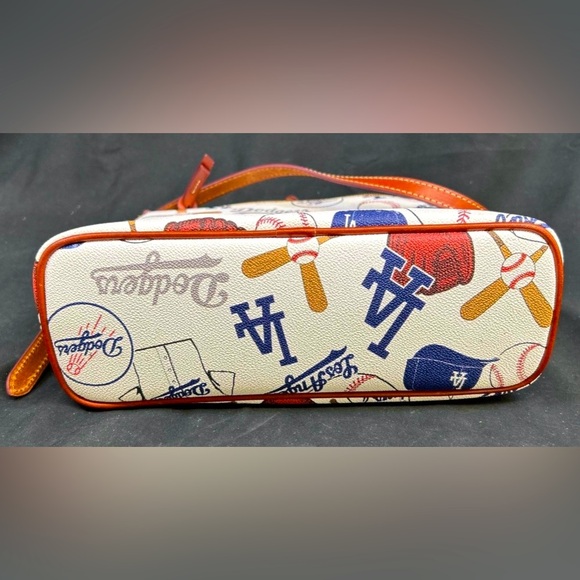 Dooney & Bourke meets MLB Los Angeles Dodgers! 2024 World Series Champs & Pouch - Picture 5 of 12